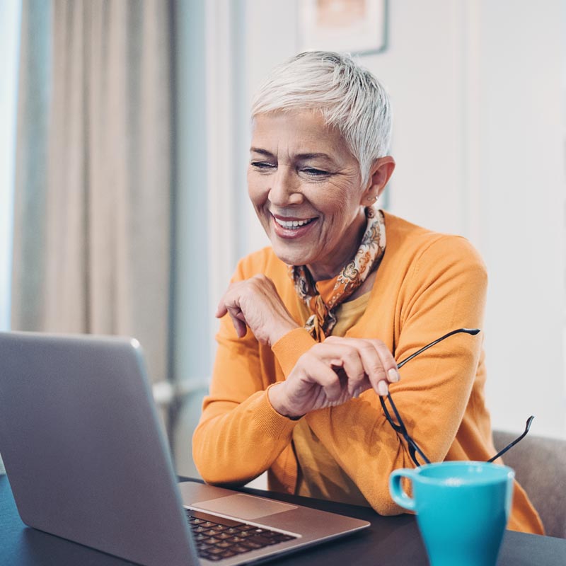 email-marketing-woman-on-computer-working